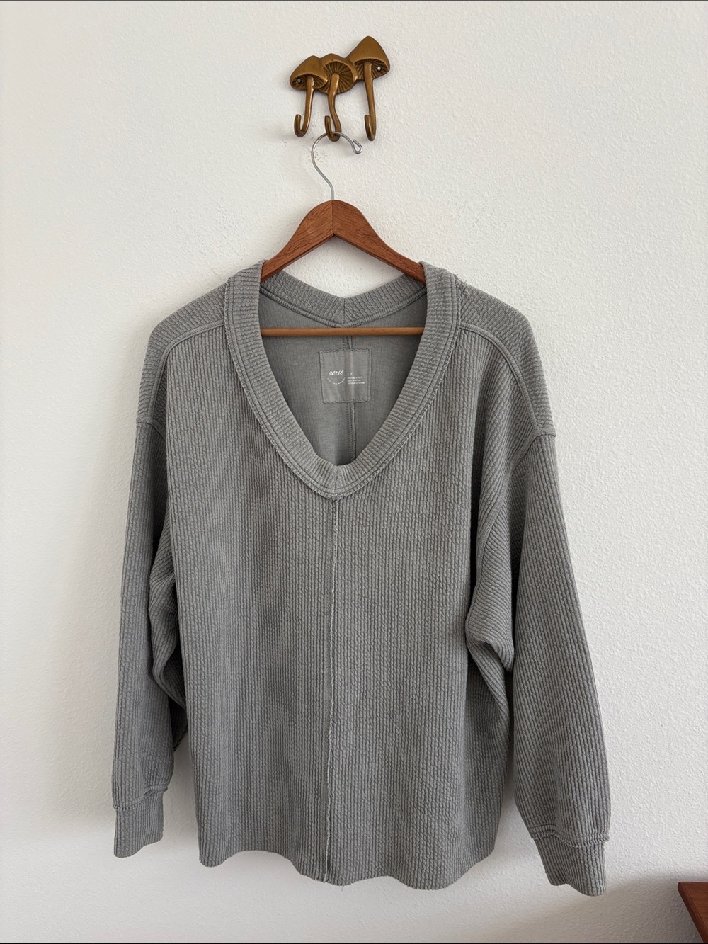 Aerie Wonder textured v-neck sweatshirt/sweater Small oversized Gray